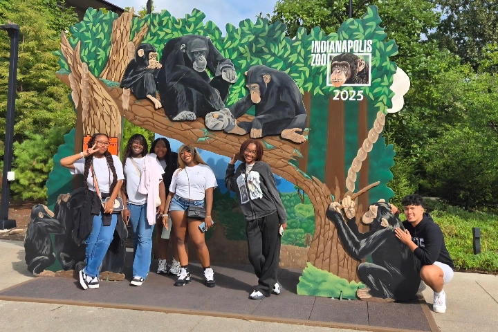 Students pose for a photo at the Indianapolis Zoo.